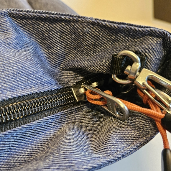 Pacsafe Slingsafe Lx250 Anti-Theft Tote, Denim with laptop compartment. - Picture 8 of 13